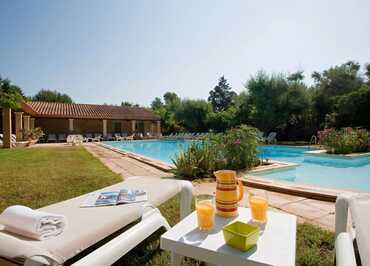 transat au bord de la piscine - Le mas des sables